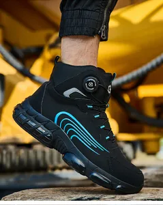 Detalle de zapatos de seguridad negros con detalles azules y sistema de cierre de perilla