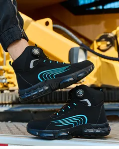 Primer plano de zapatos de seguridad para hombres con cierre de dial en entorno industrial.