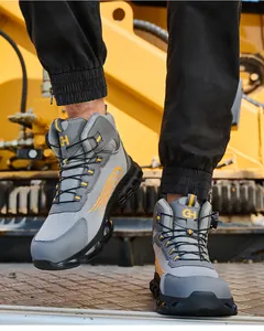 Vista detallada de zapatos de seguridad grises para hombre con hebilla giratoria en la obra.