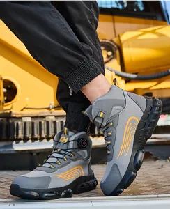 Detalle de zapatos de seguridad para hombre con hebilla de dial giratorio y detalles amarillos
