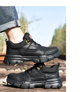 Detalle de zapatos de seguridad de malla transpirable negra con punta de acero