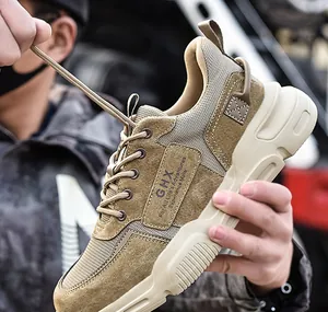 Primer plano de zapato de seguridad caqui duradero con malla y logotipo GHX