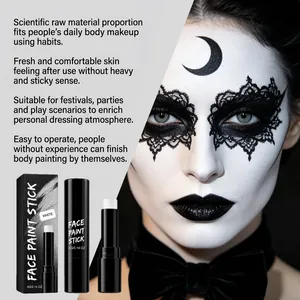 Stick trucco bianco mostrato con dettaglio applicazione trucco gotico professionale
