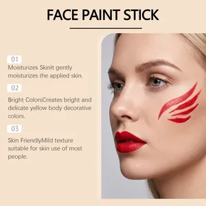 Nahaufnahme von rotem Gesichtsbemalungsstift auf der Wange für Halloween-Make-up.