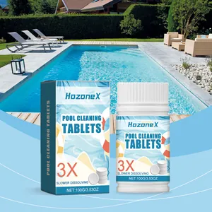 Tabletas de limpieza de piscinas HoZoneX en caja y botella con fondo de piscina al aire libre.