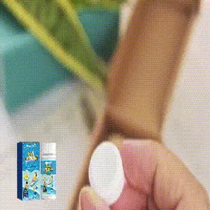 Primer plano de una tableta blanca HOZONEX para limpiar piscinas sostenida en la mano