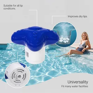 Vista detallada de un dispensador de cloro flotante en forma de estrella en una piscina.