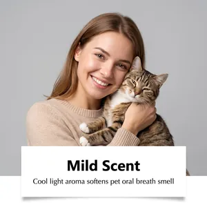 Primo piano di proprietaria con gatto che mostra il profumo delicato delle salviette.