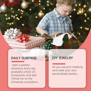 Dettaglio bambino che apre calendario dell'avvento gioielli fai da te per Natale con sorprese
