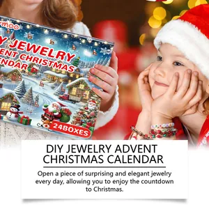 Dettaglio di un bambino con braccialetto natalizio fai-da-te accanto al calendario.