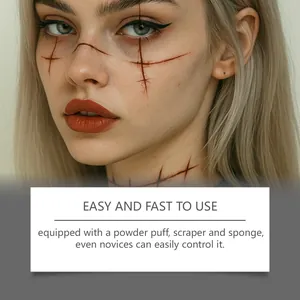 Detailansicht realistischer Halloween SFX Narben geschminkt auf Gesicht und Hals