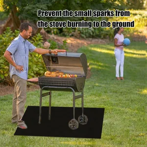 Schwarze feuerfeste Matte schützt den Rasen vor Funken und Glut beim Grillen