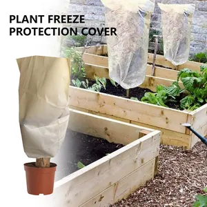 Detalle de la funda de protección contra heladas para plantas en tela no tejida