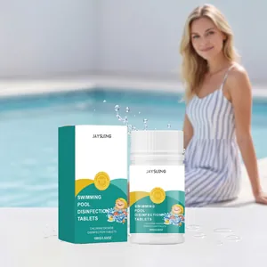 Tabletas desinfectantes Jaysuing para piscinas colocadas junto a una piscina exterior clara