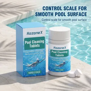 Vista detallada de las tabletas de limpieza de piscinas HozoneX junto a una piscina