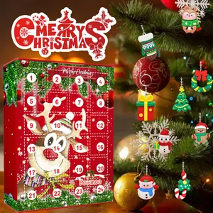 Calendario de Adviento de 24 días con dijes de resina colgados en un árbol de Navidad