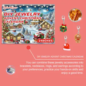 Dettaglio del calendario dell'Avvento per gioielli fai-da-te con ciondoli di Natale.
