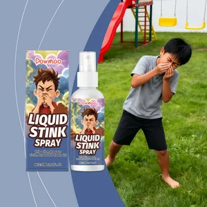 DOWMOO Stink-Spray für Streiche, dargestellt mit einem Jungen in einer Gartenszene