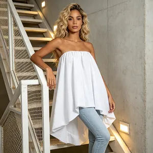 Dettaglio dell'elegante top a fascia bianco a pieghe con design fluido per la moda estiva