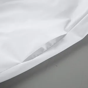 Primo piano del dettaglio della tasca su un top a fascia bianco a pieghe da vacanza.
