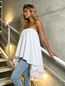 Elegante top a fascia bianco a pieghe con orlo asimmetrico per stile vacanziero