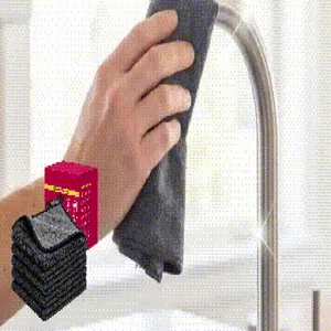 Vue détaillée d'un chiffon de nettoyage gris essuyant un robinet en acier inoxydable