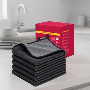 Gros plan de chiffons de nettoyage en microfibres gris avec boîte d'emballage rouge.