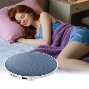 Detalle macro de altavoz para dormir por conducción ósea con superficie de tela azul