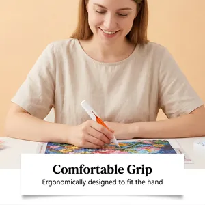 Gros plan d'un stylo de peinture diamant ergonomique pour un bricolage confortable