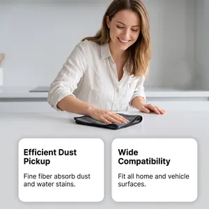 Femme nettoyant un plan de travail blanc avec un chiffon en microfibre gris dans cuisine.