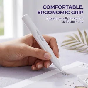 Gros plan d'un stylo de peinture diamant blanc ergonomique avec une prise en main confortable