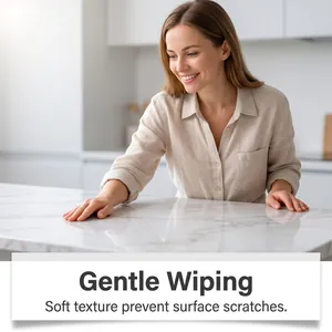 Détail d'un chiffon de nettoyage doux essuyant une surface en marbre pour éviter les rayures.