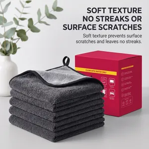 Lot de chiffons en microfibre gris avec boîte rouge pour un nettoyage sans traces.