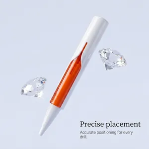 Gros plan d'un stylo de peinture diamant pour un positionnement précis de chaque foret.