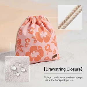 Detailansicht der Strandtasche mit Blumenmuster, Kordelzug und wasserdichtem Stoff