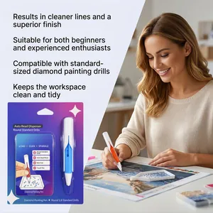 Utilisatrice utilisant le stylo de peinture diamant sur une toile