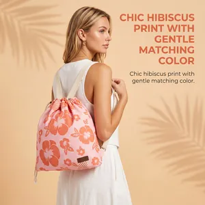 Detailansicht der pinkfarbenen Kordelzugtasche mit Hibiskusmuster für den Strand.