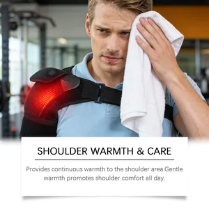 Detailansicht eines elektrischen Schulterheizkissens, das im Fitnessstudio getragen wird.