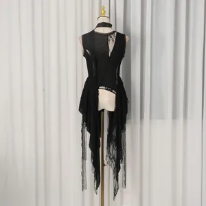 Dettaglio del gilet nero in pizzo con choker e lunghi nastri fluenti