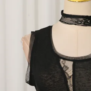 Dettaglio del top nero senza maniche in pizzo con girocollo coordinato per le donne