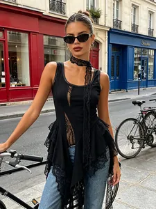 Canotta chic in pizzo nero con sciarpa choker coordinata su sfondo stradale urbano.