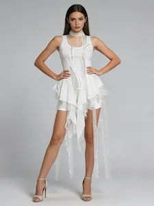 Elegante gilet in pizzo bianco con volant asimmetrici e sciarpa girocollo coordinata