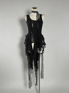 Canotta sexy in pizzo nero con girocollo coordinato e lunghi nastri pendenti
