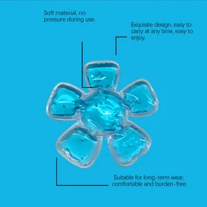 Detalle macro de la almohadilla de gel refrescante azul con forma de flor para verano