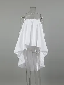 Top a fascia bianco plissettato con orlo asimmetrico per stile vacanza estiva