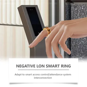 Nahaufnahme eines goldenen NFC-Smart-Rings, der an einem elektronischen Zutrittsscanner.