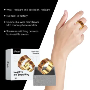 Nahaufnahme des goldenen NFC-Smart-Rings mit Schaltungsmuster und Negativ-Ionen
