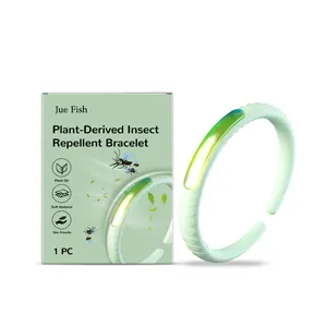 Jue Fish plantaardige insectenwerende armband in mintgroen met verpakking erbij.