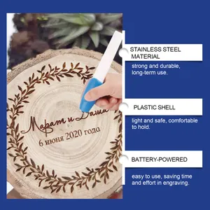 Détail d'un stylo à graver électrique sculptant du texte sur une tranche de bois.