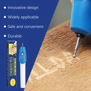 Gros plan d'un stylo de gravure électrique travaillant sur une surface en bois